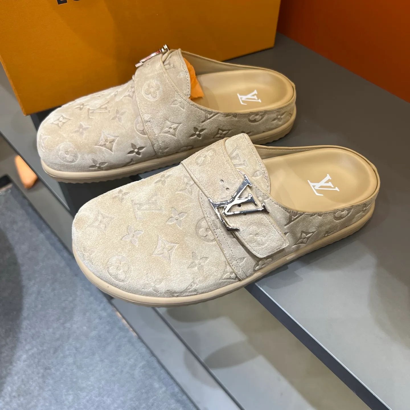 P360, 38-45 LV Easy 2025 new men's casual sandals, made of suede cow leather, with Monogram pattern to highlight the trendy style. Adjustable straps illuminated with LV letters, while a resilient insole and micro outsole provide lightweight comfort. Made of suede cow leather with embossed Monogram pattern and brand element metal hardware✅Adjustable straps➕Tough insole‼ ️Micro outsole. Comfortable and easy to wear‼ ️ P: 360, size: 38-45
